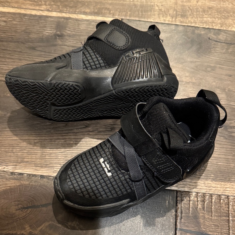 Kids Nike LeBron Basketball Shoes size 11c